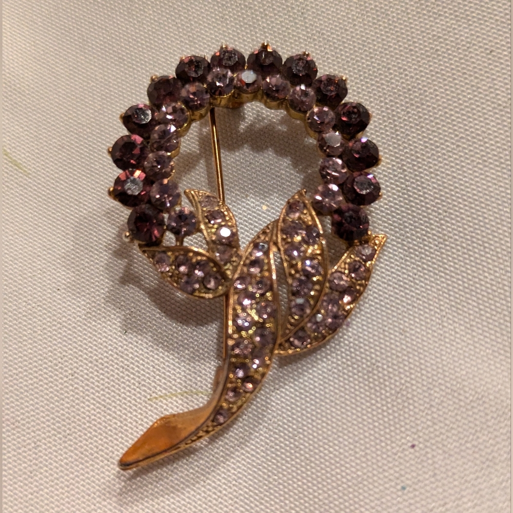 Vintage Amethyst Purple Pin Rhinestone Prong Set Gold Tone Wreath Flower Brooch